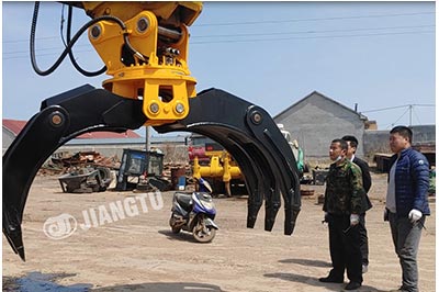 Installation-of-grapple-bucket-for-excavator-wood-log-grabs-JIANGTU-Attachments