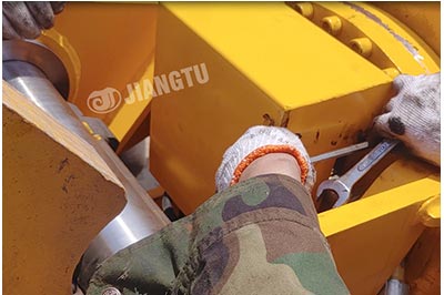 Installation-of-hydraulic-grapple-attachment-for-excavators-stone-grabs-JIANGTU-Attachments