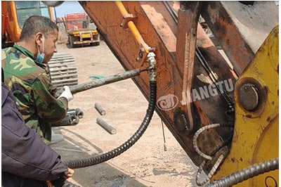 Installation-of-rotating-grapple-for-excavators-scrap-grapple-JIANGTU-Attachments