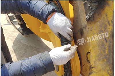 Installation-of-rotating-grapple-for-excavators-timber-grapple-JIANGTU-Attachments
