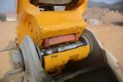 How to change excavator bucket or other attachment with a quick hitch