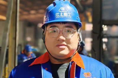 Visiting workers in Jiangtu Excavator Attachments workshop Yantai Jiangtu Mechanical Equipment Co., Ltd