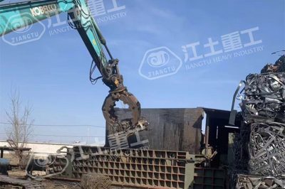 Applications of Excavator Grapples for grabbing steel