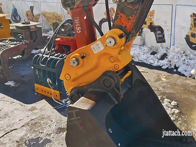 Excavator-Hydraulic-Quick-Coupler-Triple-Lock-Tilt-Quick-Hitch-To-Exchange-Excavator-Bucket-Construction-Machinery-Parts