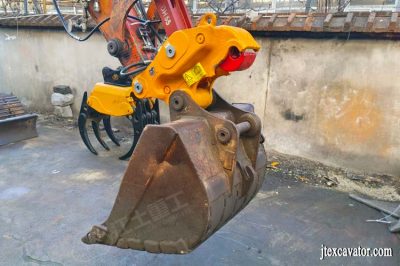 What is Excavator Casting Triple locking Quick Hitch Coupler and its features.