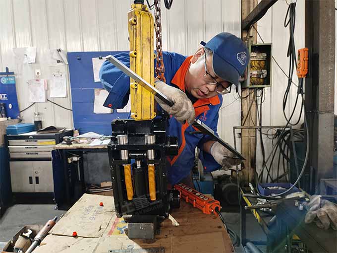 Craftsmanship-creates-a-commitment-to-quality-How-are-excavator-attachments-made-by-China-JIANGTU-08